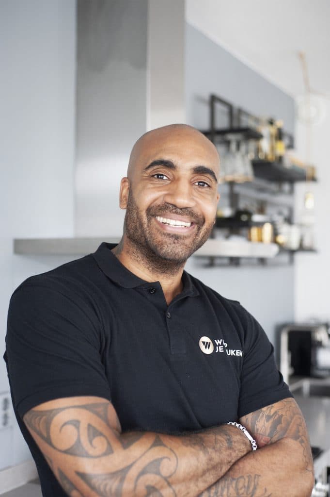 Tyrone, wrapspecialist bij Wrap je Keuken, in een keuken